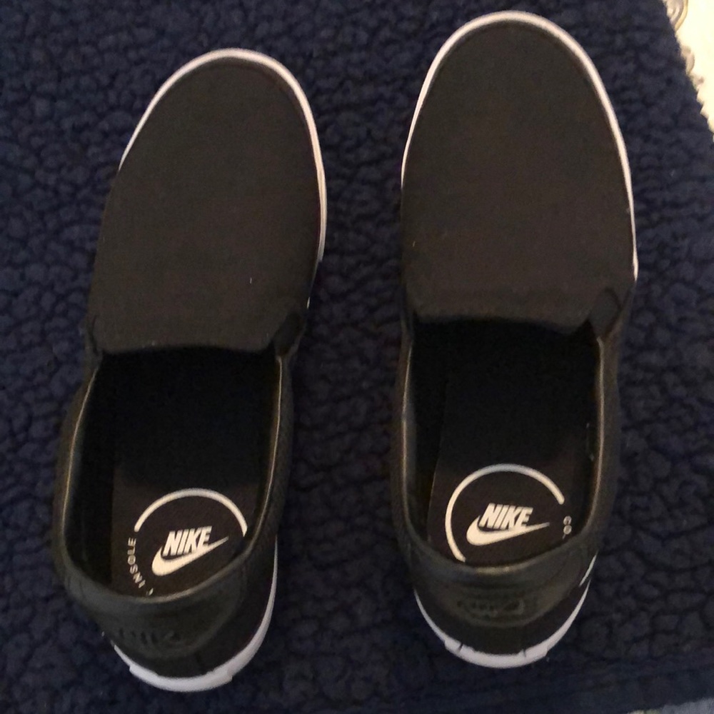 Women’s Black Nike Slip on sneakers
